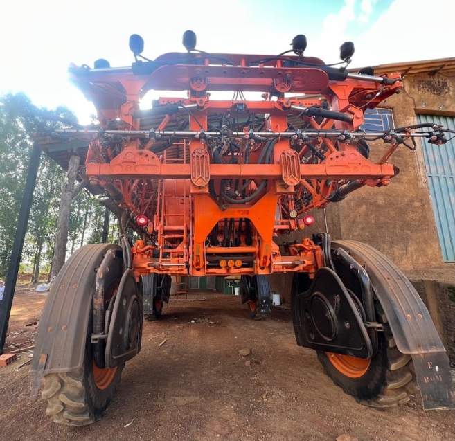 jacto pulverizador uniport 4530 tanque 4.500lts. barra de 36mts aco. piloto automatico. 4x4. motor 3.800hrs. diesel 1p automatico 2018