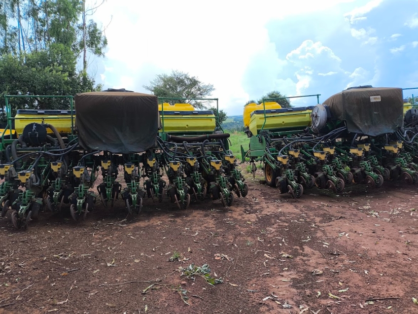john deere plantadeira 2122 22 linhas. espacamento de 45cm. diesel 1p automatico 2016