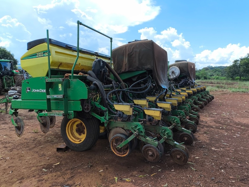 john deere plantadeira 2122 22 linhas. espacamento de 45cm. diesel 1p automatico 2016