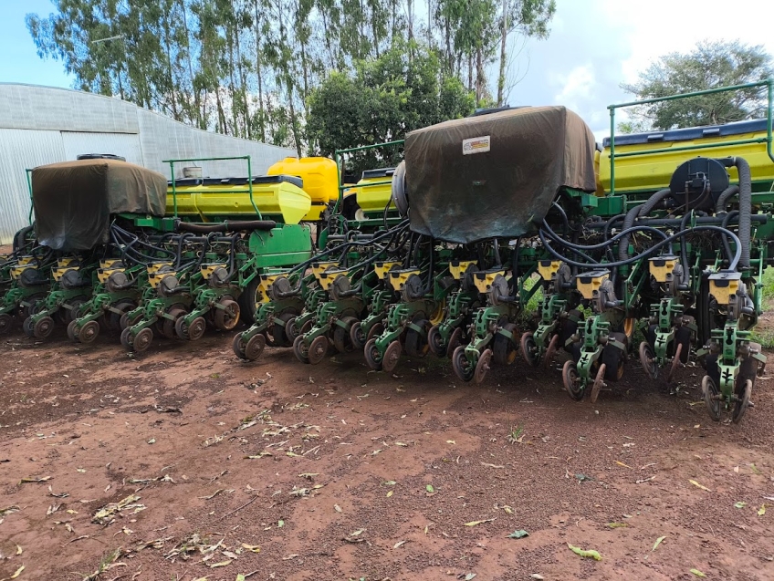 john deere plantadeira 2122 22 linhas. espacamento de 45cm. diesel 1p automatico 2016