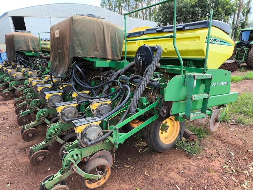 john deere plantadeira 2122 22 linhas. espacamento de 45cm. diesel 1p automatico 2016