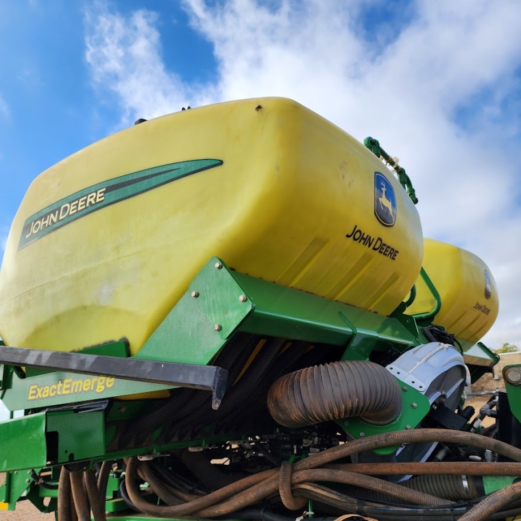 john deere plantadeira db 40 23 linhas. espacamento 50cm. exactemerge. diesel 1p automatico 2023