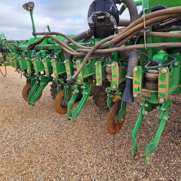 john deere plantadeira db 40 23 linhas. espacamento 50cm. exactemerge. diesel 1p automatico 2023