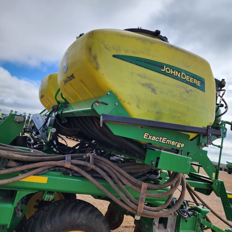 john deere plantadeira db 40 23 linhas. espacamento 50cm. exactemerge. diesel 1p automatico 2023