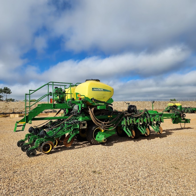 john deere plantadeira db 40 23 linhas. espacamento 50cm. exactemerge. diesel 1p automatico 2023