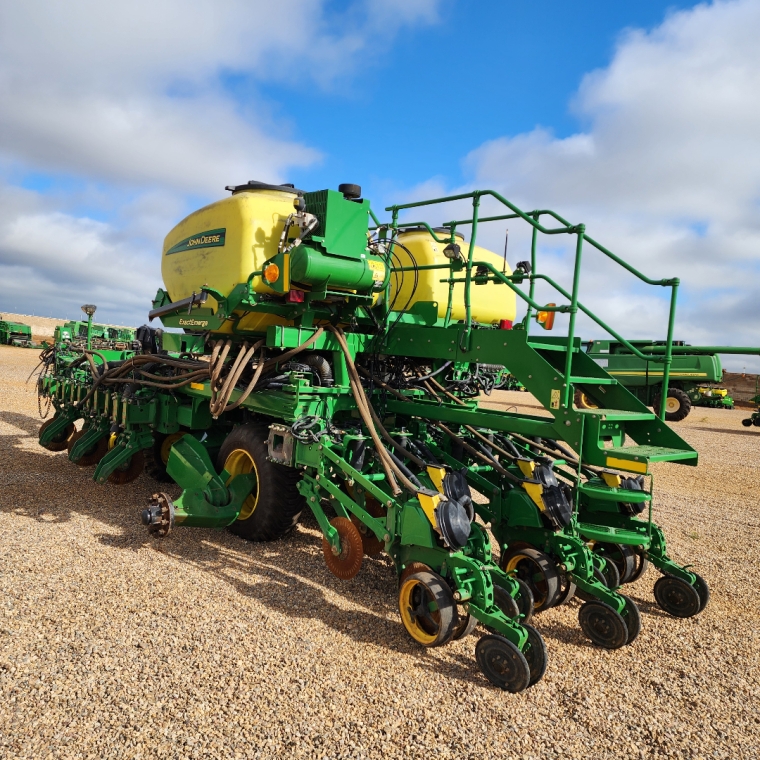 john deere plantadeira db 40 23 linhas. espacamento 50cm. exactemerge. diesel 1p automatico 2023