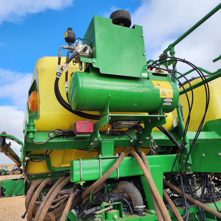 john deere plantadeira db 40 23 linhas. espacamento 50cm. exactemerge. diesel 1p automatico 2023