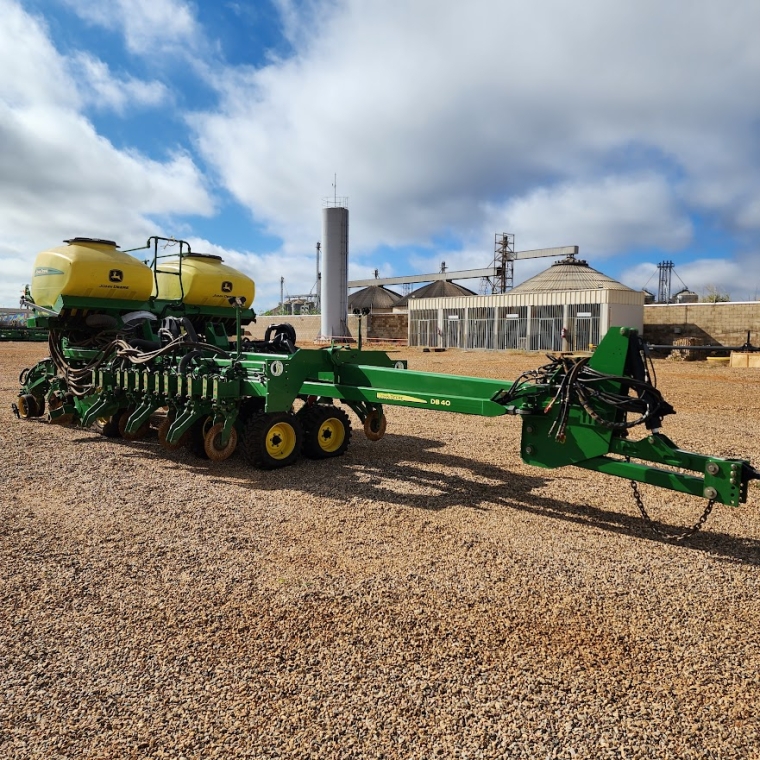 john deere plantadeira db 40 23 linhas. espacamento 50cm. exactemerge. diesel 1p automatico 2023