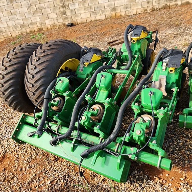 john deere plantadeira db 40 23 linhas. espacamento 50cm. exactemerge. diesel 1p automatico 2023