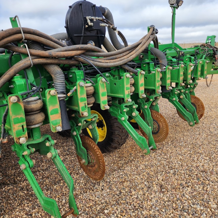 john deere plantadeira db 40 23 linhas. espacamento 50cm. exactemerge. diesel 1p automatico 2023