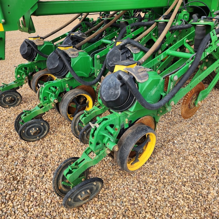 john deere plantadeira db 40 23 linhas. espacamento 50cm. exactemerge. diesel 1p automatico 2023