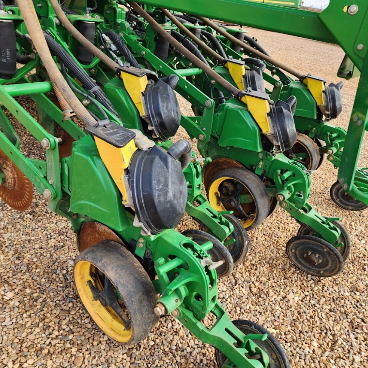 john deere plantadeira db 40 23 linhas. espacamento 50cm. exactemerge. diesel 1p automatico 2023