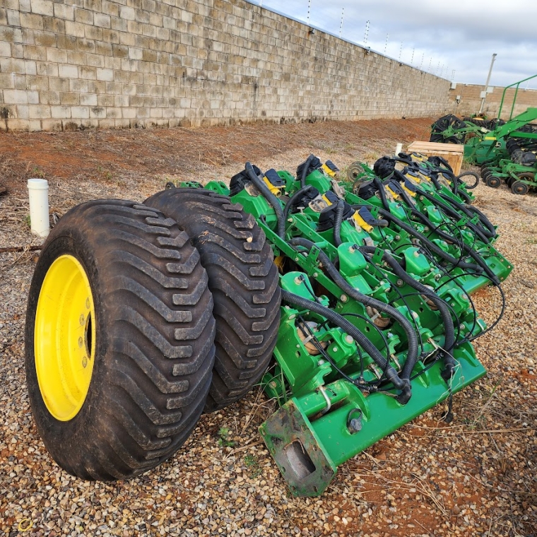 john deere plantadeira db 40 23 linhas. espacamento 50cm. exactemerge. diesel 1p automatico 2023