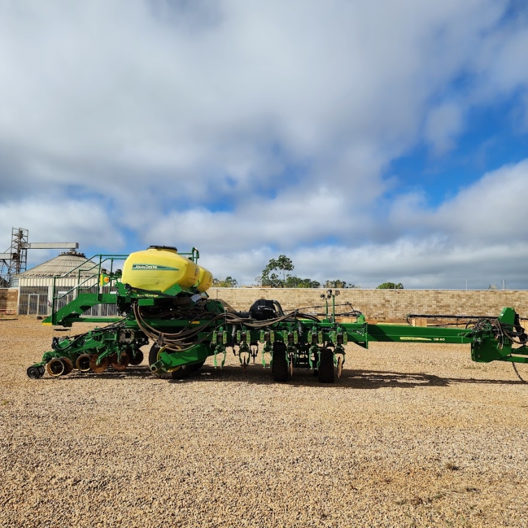 john deere plantadeira db 40 23 linhas. espacamento 50cm. exactemerge. diesel 1p automatico 2023