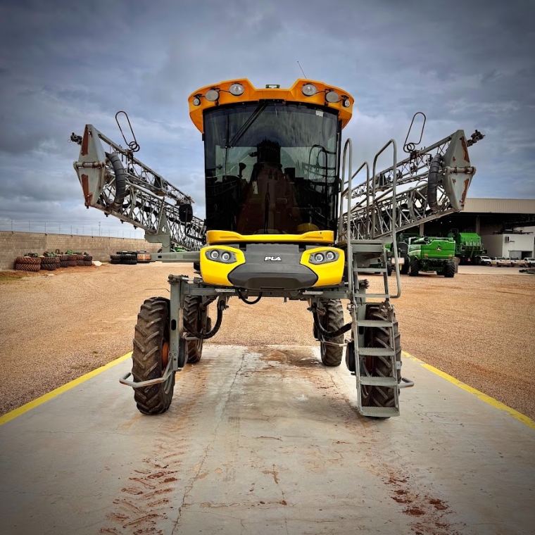 john deere pulverizador pla 125j piloto autom. metal 27 mts. tanque 2.500 lts. motor: 1.168hrs diesel 1p automatico 2023