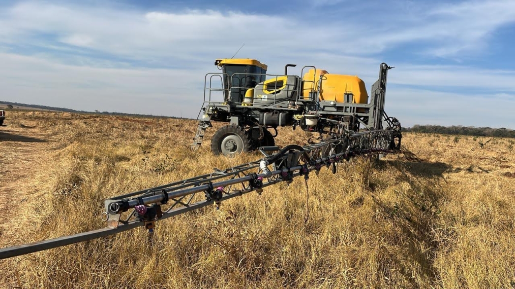 john deere pulverizador pla 125j piloto autom. metal 27 mts. tanque 2.500 lts. motor: 2.975hrs. diesel 1p automatico 20221