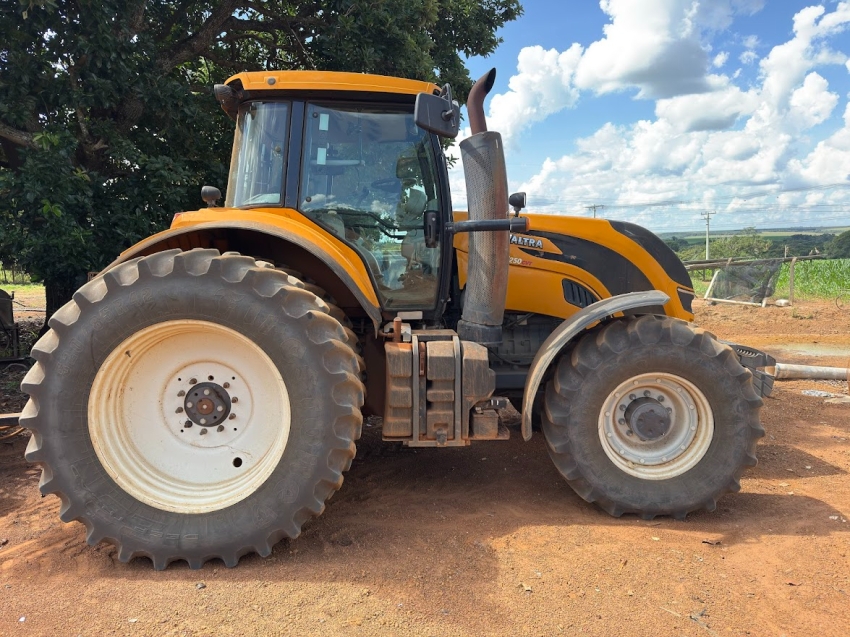 valtra trator t 250 250cv. cabine. transmissao cvt. rodado dual. piloto automatico. motor: 5.532hrs diesel 1p automatico 2019