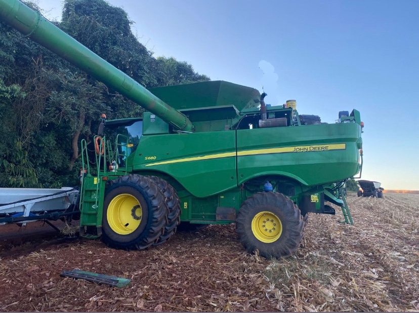john deere colheitadeira s680 cabine. prodrive. 4x2. dual. piloto automatico. motor: 7.979hrs. trilha: 5.498hrs. plataforma gts drapper diesel 1p automatico 20133
