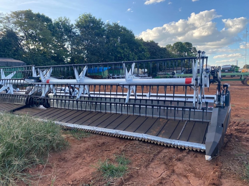 john deere colheitadeira s680 cabine. prodrive. 4x2. dual. piloto automatico. motor: 7.979hrs. trilha: 5.498hrs. plataforma gts drapper diesel 1p automatico 20139