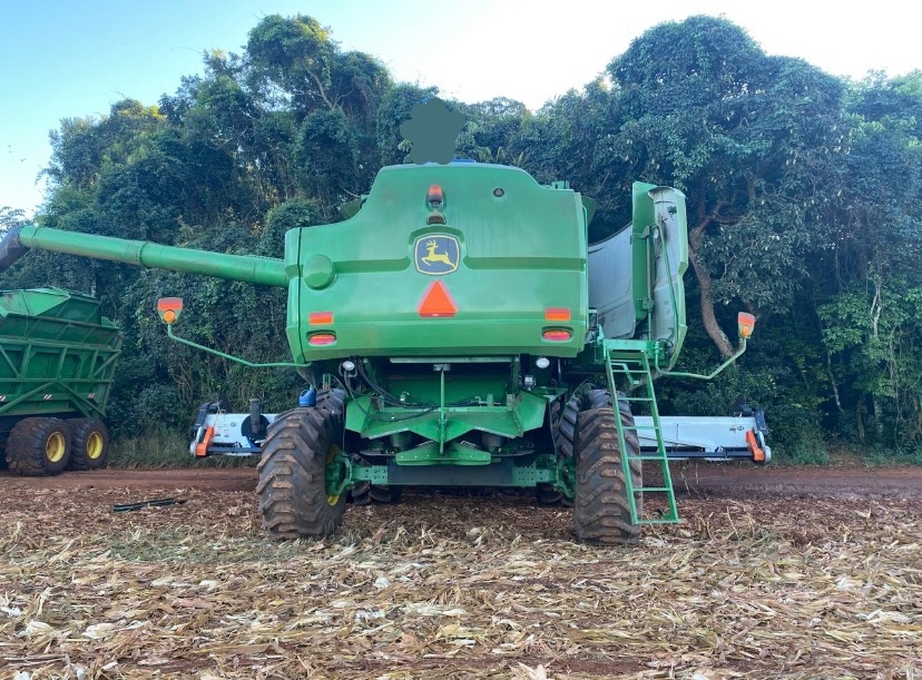 john deere colheitadeira s680 cabine. prodrive. 4x2. dual. piloto automatico. motor: 7.979hrs. trilha: 5.498hrs. plataforma gts drapper diesel 1p automatico 20134