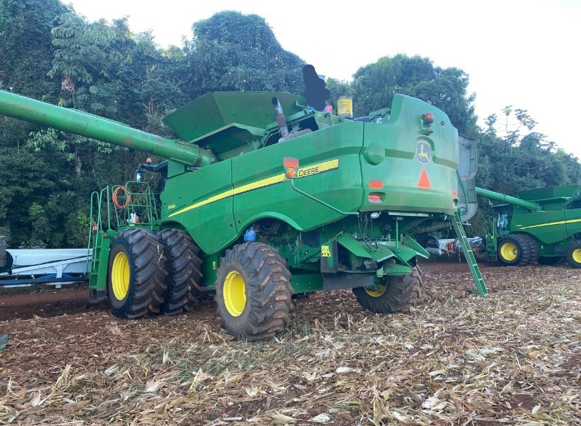 john deere colheitadeira s680 cabine. prodrive. 4x2. dual. piloto automatico. motor: 7.979hrs. trilha: 5.498hrs. plataforma gts drapper diesel 1p automatico 20131