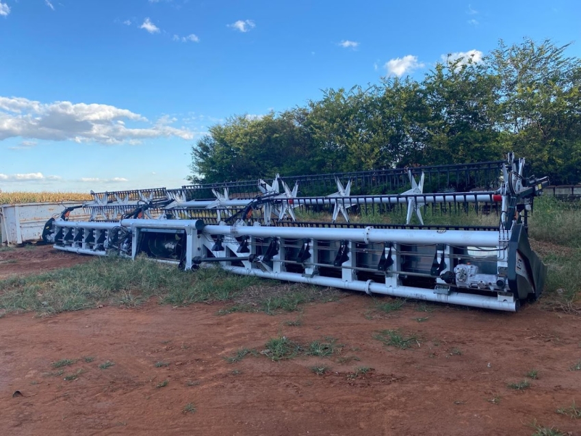 john deere colheitadeira s680 cabine. prodrive. 4x2. dual. piloto automatico. motor: 7.979hrs. trilha: 5.498hrs. plataforma gts drapper diesel 1p automatico 201311