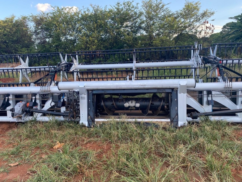 john deere colheitadeira s680 cabine. prodrive. 4x2. dual. piloto automatico. motor: 7.979hrs. trilha: 5.498hrs. plataforma gts drapper diesel 1p automatico 20136