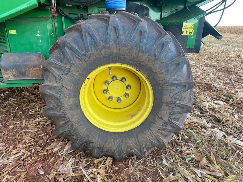 john deere colheitadeira s680 cabine. prodrive. 4x2. dual. piloto automatico. motor: 7.979hrs. trilha: 5.498hrs. plataforma gts drapper diesel 1p automatico 20138