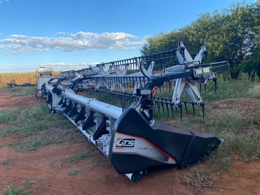 john deere colheitadeira s680 cabine. prodrive. 4x2. dual. piloto automatico. motor: 7.979hrs. trilha: 5.498hrs. plataforma gts drapper diesel 1p automatico 201310