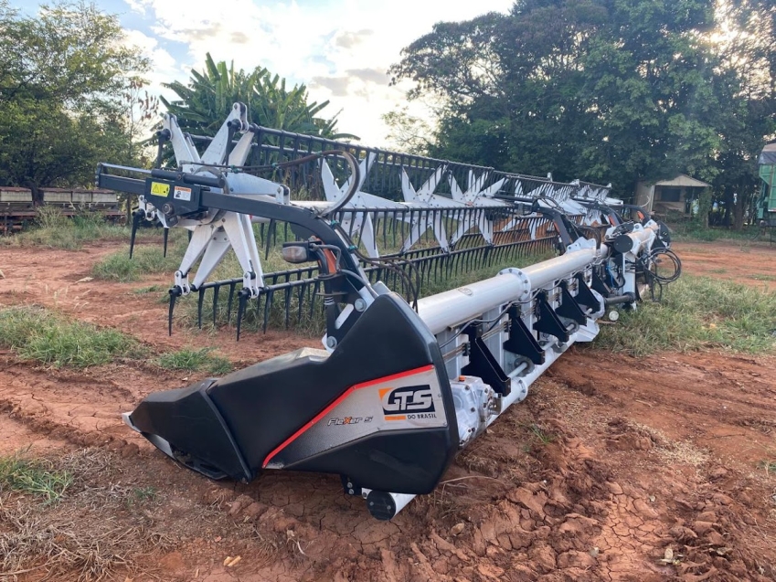 john deere colheitadeira s680 cabine. prodrive. 4x2. dual. piloto automatico. motor: 7.979hrs. trilha: 5.498hrs. plataforma gts drapper diesel 1p automatico 20137