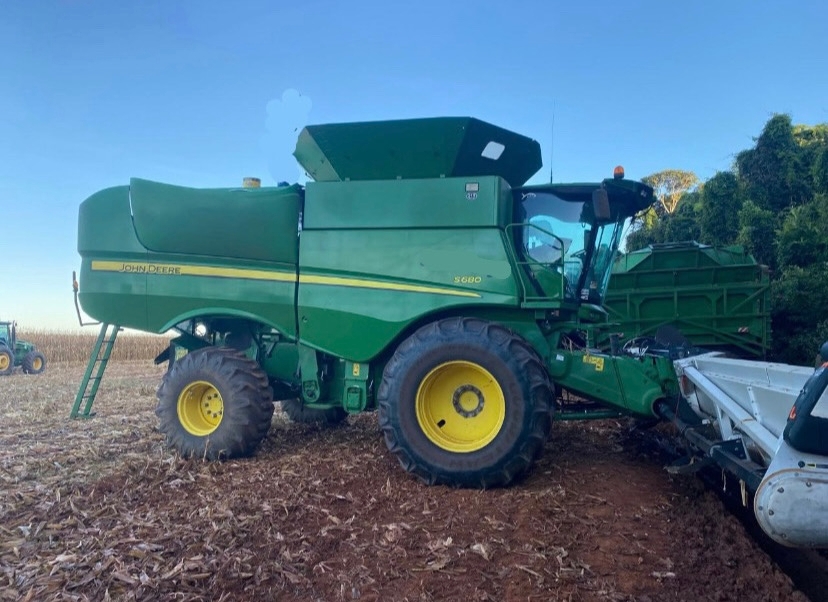 john deere colheitadeira s680 cabine. prodrive. 4x2. dual. piloto automatico. motor: 7.979hrs. trilha: 5.498hrs. plataforma gts drapper diesel 1p automatico 2013