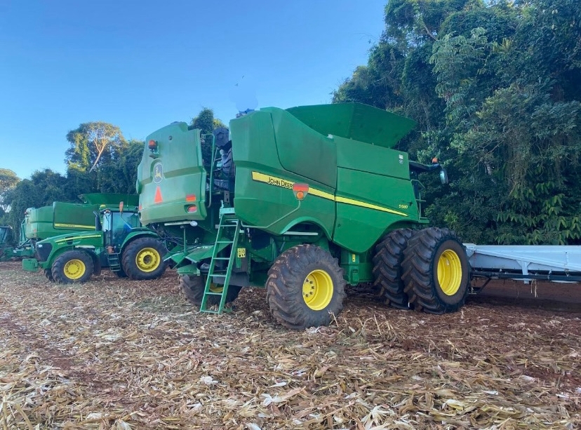 john deere colheitadeira s680 cabine. prodrive. 4x2. dual. piloto automatico. motor: 7.979hrs. trilha: 5.498hrs. plataforma gts drapper diesel 1p automatico 20135
