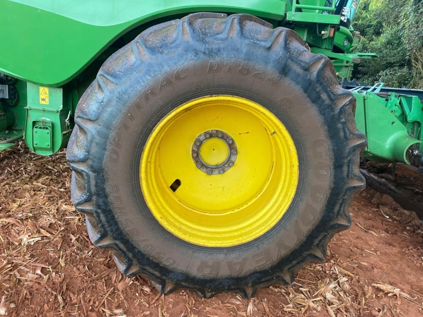 john deere colheitadeira s680 cabine. prodrive. 4x2. dual. piloto automatico. motor: 7.979hrs. trilha: 5.498hrs. plataforma gts drapper diesel 1p automatico 20132