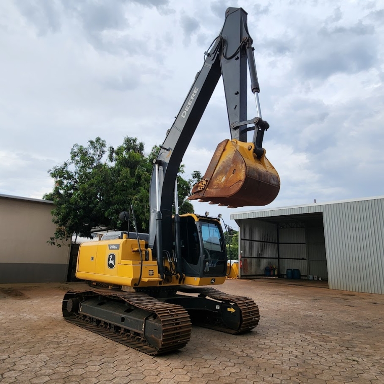 john deere escavadeira 210g lc. 159cv. profundidade maxima escavacao 6,58 mts. motor 2.832hrs diesel 1p automatico 2023