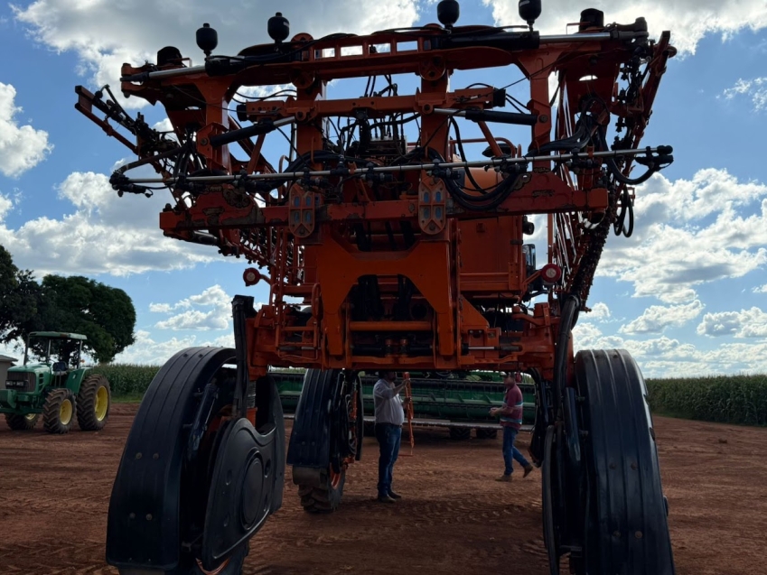 jacto pulverizador uniport 3030 tanque 3.000lts. motor: 6.300hrs diesel 1p automatico 201810