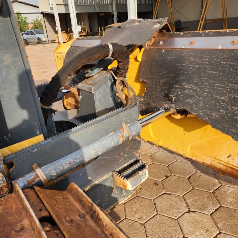 john deere trator de esteira 700j-ii esteira. 125cv. 103 pol. lamina 3.200mm. motor 4.992hrs diesel 1p automatico 20221