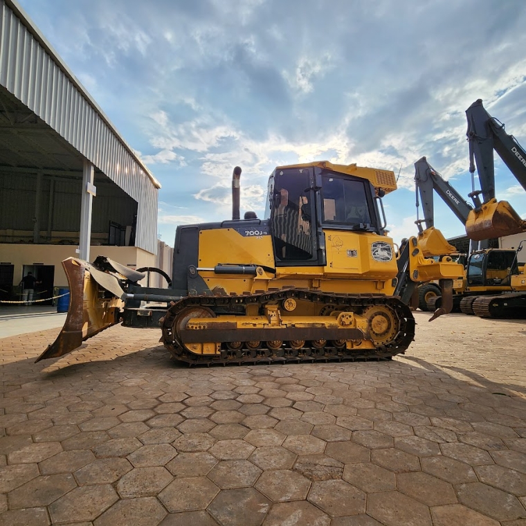 john deere trator de esteira 700j-ii esteira. 125cv. 103 pol. lamina 3.200mm. motor 4.992hrs diesel 1p automatico 20223