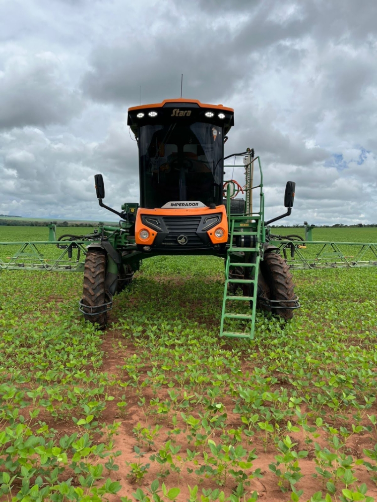 stara pulverizador imperador 2000 piloto automatico. barra 30mts aco. paralamas. divisores de linha. motor: 800hrs diesel 1p automatico 20211