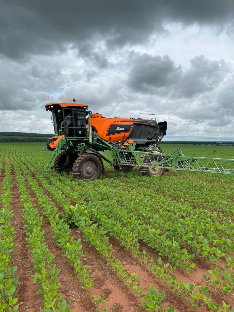 stara pulverizador imperador 2000 piloto automatico. barra 30mts aco. paralamas. divisores de linha. motor: 800hrs diesel 1p automatico 2021