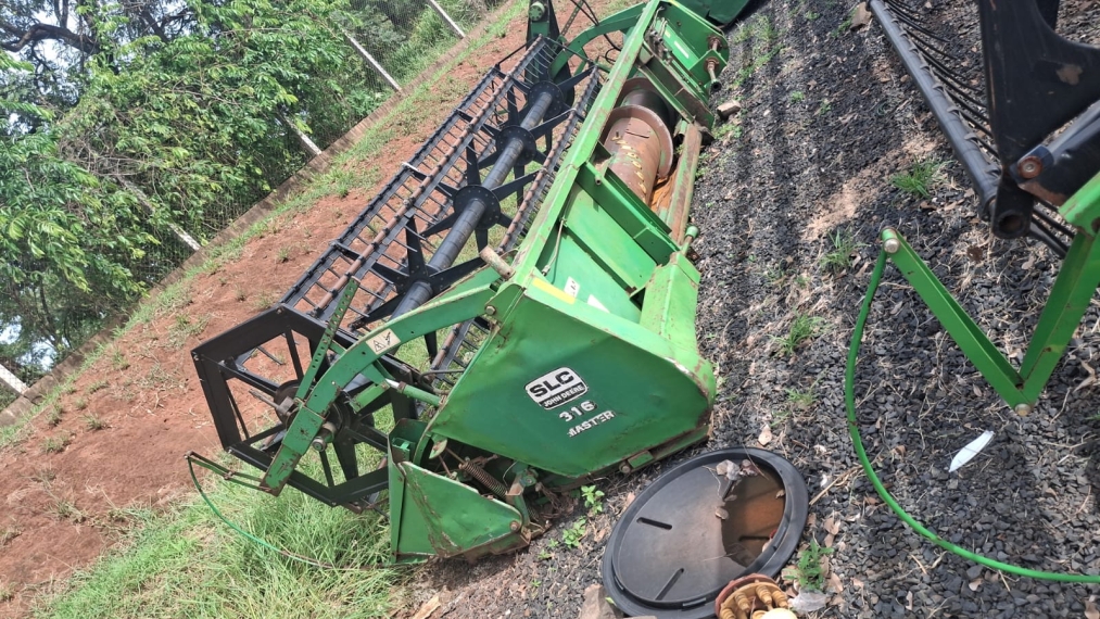 john deere colheitadeira 1175 cabinada - acompanha plataforma de milho (4) e soja (16) ambas diesel 1p manual 199910