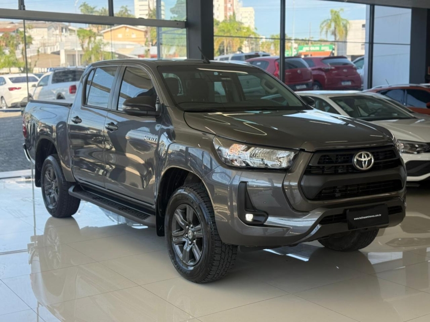 toyota hilux 2.8 d-4d turbo diesel cd sr 4x4 automatico 2.7 5p 2023