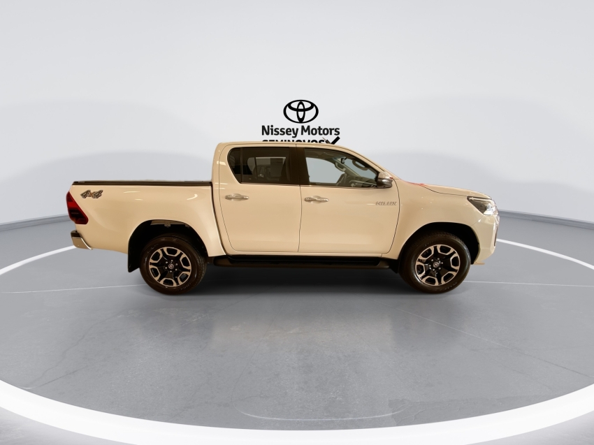toyota hilux 2.8 d-4d turbo diesel cd srx 4x4 automatico 2023/24