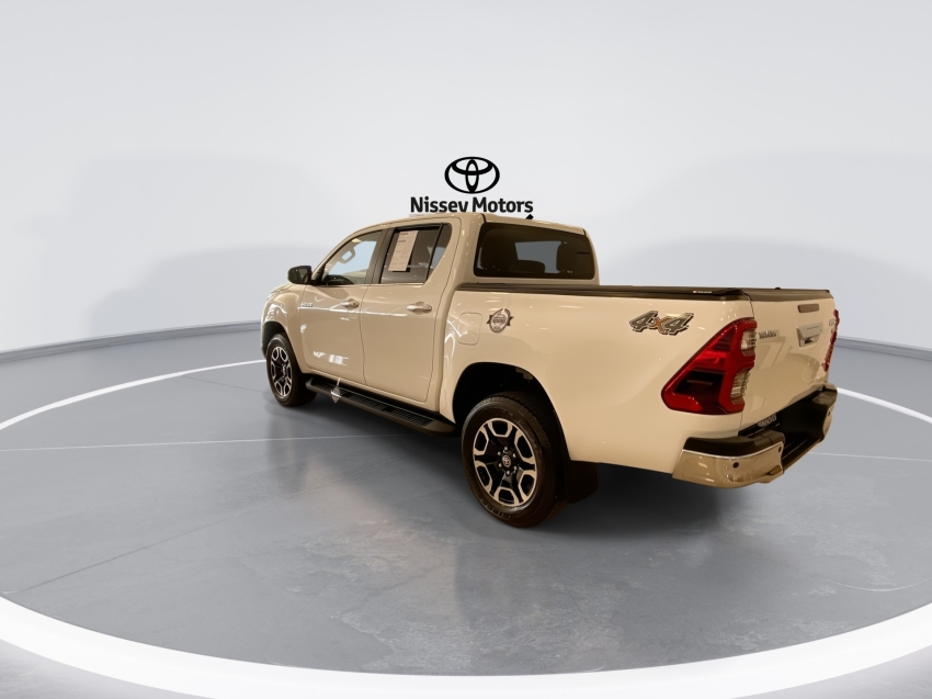 toyota hilux 2.8 d-4d turbo diesel cd srx 4x4 automatico 2023/24