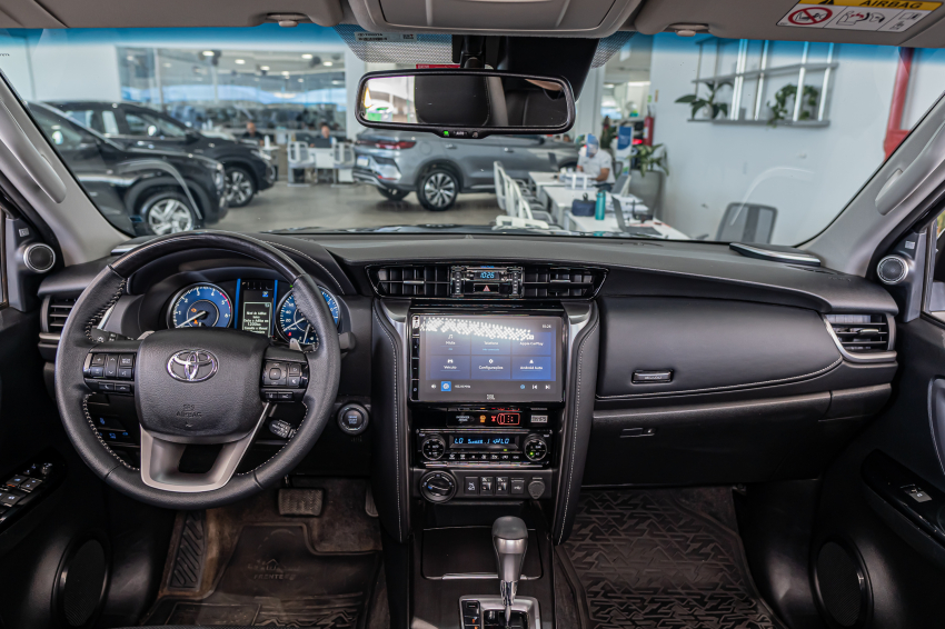 Toyota HILUX SW4 2.8 D-4D TURBO DIESEL SRX PLATINUM 7L 4X4 AUTOMÁTICO 14