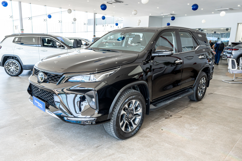 Toyota HILUX SW4 2.8 D-4D TURBO DIESEL SRX PLATINUM 7L 4X4 AUTOMÁTICO