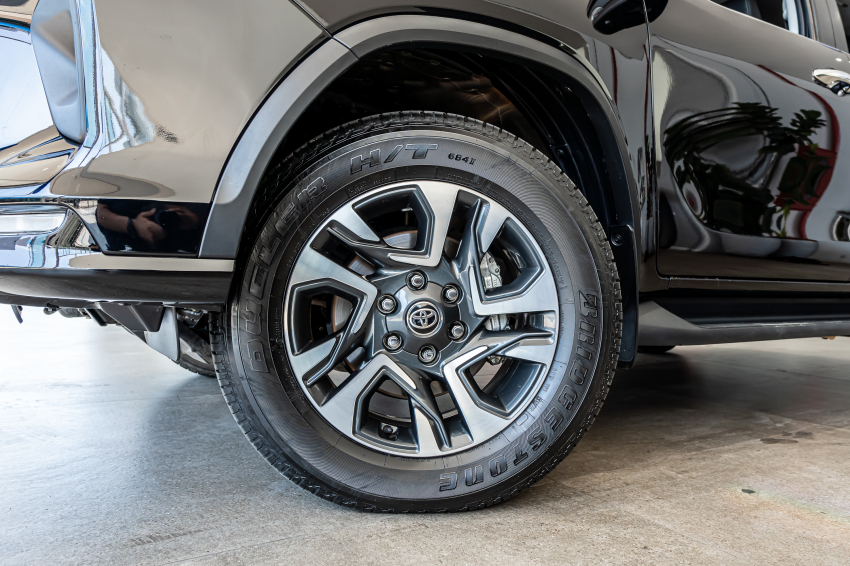 Toyota HILUX SW4 2.8 D-4D TURBO DIESEL SRX PLATINUM 7L 4X4 AUTOMÁTICO 2
