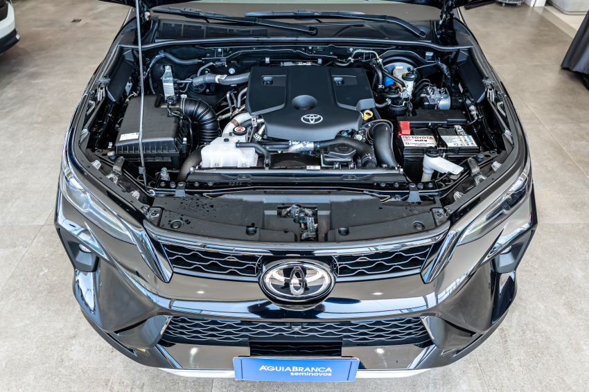 Toyota HILUX SW4 2.8 D-4D TURBO DIESEL SRX PLATINUM 7L 4X4 AUTOMÁTICO 6