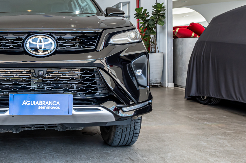 Toyota HILUX SW4 2.8 D-4D TURBO DIESEL SRX PLATINUM 7L 4X4 AUTOMÁTICO 4