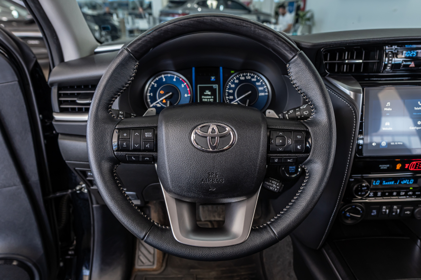 Toyota HILUX SW4 2.8 D-4D TURBO DIESEL SRX PLATINUM 7L 4X4 AUTOMÁTICO 16