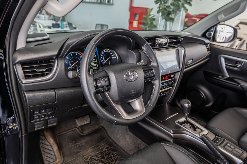 Toyota HILUX SW4 2.8 D-4D TURBO DIESEL SRX PLATINUM 7L 4X4 AUTOMÁTICO 15